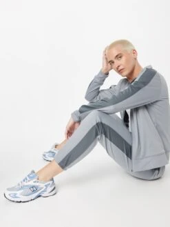 Under Armour Trainingspakken Trainingspak Dames Grijs -Hummel Winkel 4a544d259dba30e52f6959f0cbcb804a