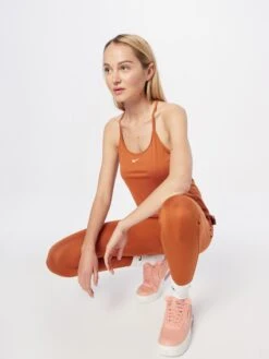 Nike Tops Sporttop Dames Karamel -Hummel Winkel 80b2bf5d4eed9205a2ca9c4c1df4da25