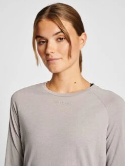 Hummel Longsleeves Functioneel Shirt Vanja Dames Taupe -Hummel Winkel c4c3b66abb2afda3c29f776ae8a36e3e