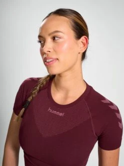Hummel T-shirts Functioneel Shirt Dames Donkerrood -Hummel Winkel ff6baa6eb500e7d7817ab077d44e77ea